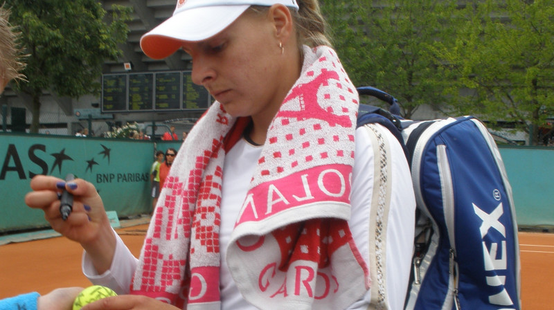 Līga Dekmeijere sniedz autogrāfus Francijas tenisa līdzjutējiem
Foto: Rolands Norietis, "Sporta Avīze"