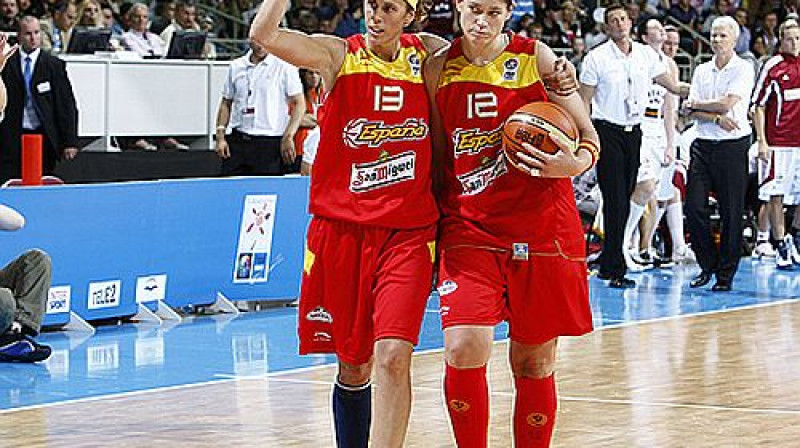 Amaja Valdemoro un Anna Montanjana
Foto: eurobasketwomen2009.com