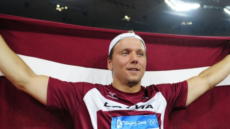Ainārs Kovals ar Latvijas karogu
Foto: AFP
