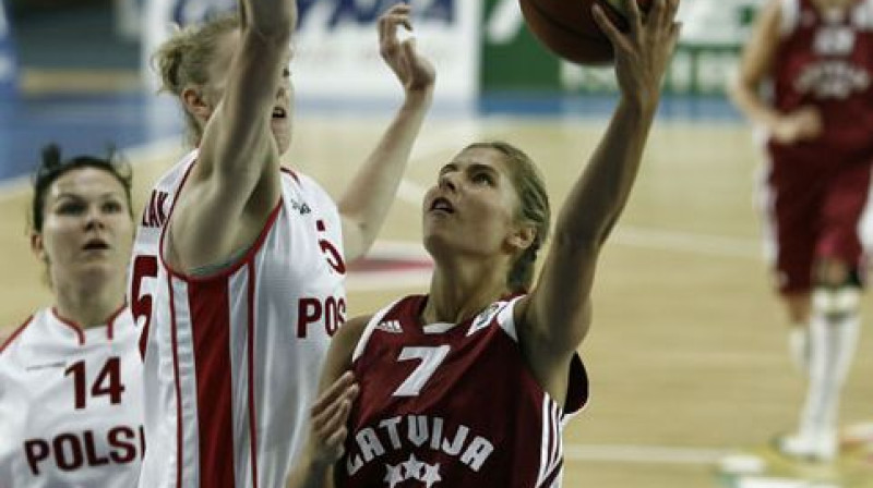 Latvijas izlases līdere Elīna Babkina uzbrukumā
Foto: fibaeurope.com