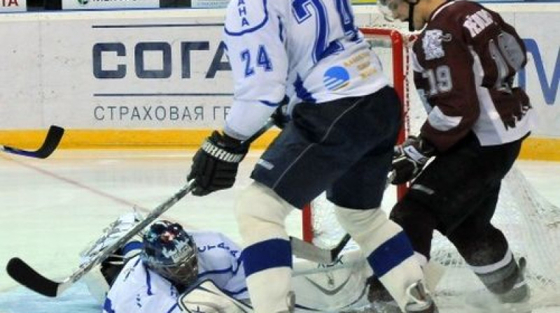 Miķelis Rēdlihs divreiz sarūgtināja ''Avangard'' vārtsargu. Vai šovakar viņam izdosies raidīt kādu ripu ''Barys'' vārtos?
Foto: Romualds Vambuts, Sportacentrs.com