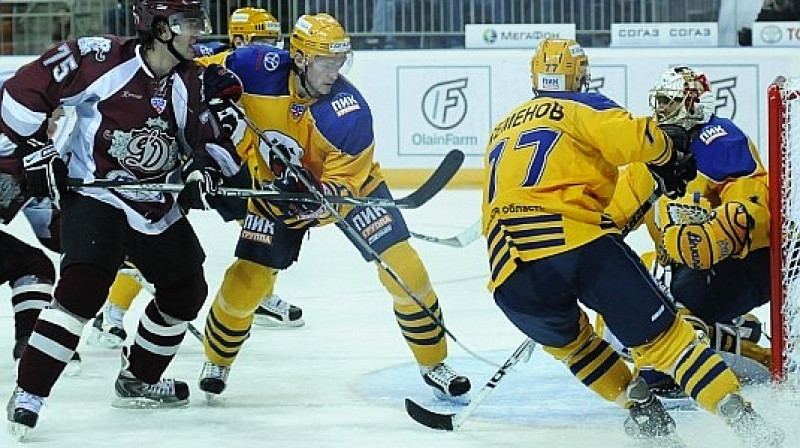 Ģirts Ankipāns cīņā ar "Atlant" hokejistiem. Foto: Romualds Vambuts, Sportacentrs.com