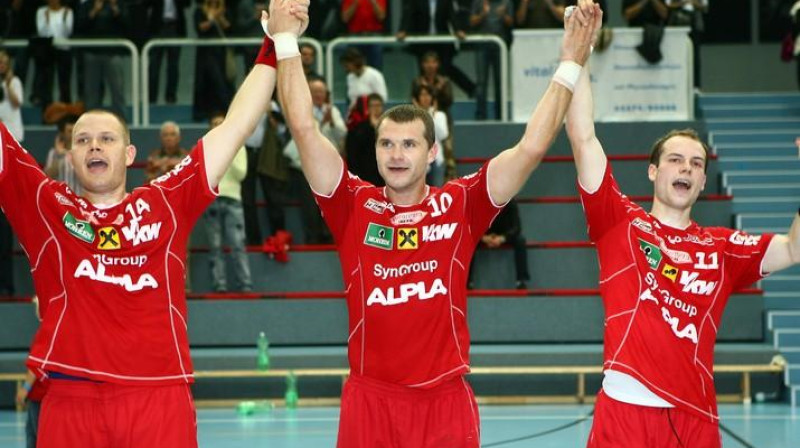 Jānis Glušaks (kreisajā pusē) un "Alpla HC Hard" - Austrijas čempioni rokasbumbā! 
Foto: hchard.at