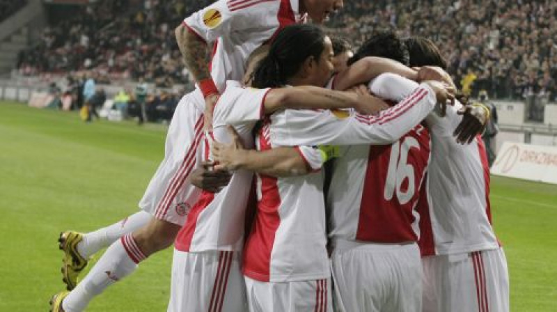 ''Ajax'' futbolisti līksmo pēc kārtējiem gūtajiem vārtiem
Foto: AP/Scanpix