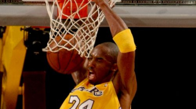 Kobe Briants uzbrukumā
Foto:AFP/Scanpix