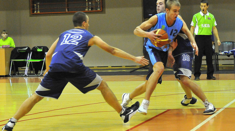 "RTU" spēlētājam Kristapam Dārgajam (ar bumbu) šodien double - double: 26 punkti un 24 atlēkušās bumbas
Foto: Romualds Vambuts, Sportacentrs.com