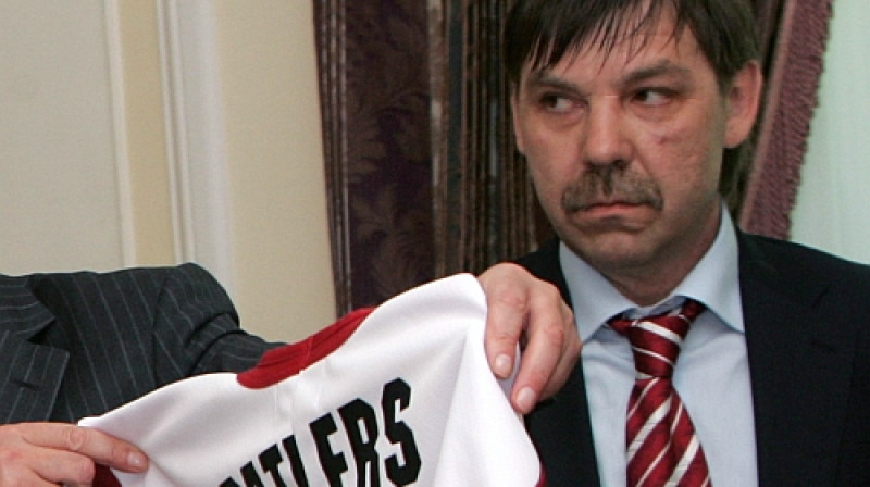 Latvijas izlases galvenais treneris Oļegs Znaroks un valsts izlases krekls ar uzvārdu...  

Foto: f64