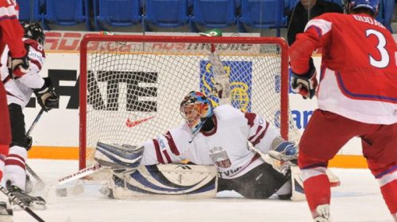 Jānim Kalniņam ir elites grupas pasaules junioru čempionātu pieredze. Nu jāspēlē Latvijas čempionātā. 
Foto: IIHF