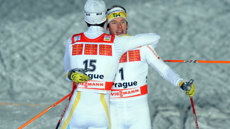 Helners (nr.15) apsveic Jonsonu ar uzvaru Prāgas sprintā. Jonsons atkal ir labā formā un būs viens no pretendentiem uz uzvaru Vankuverā. 
AFP foto