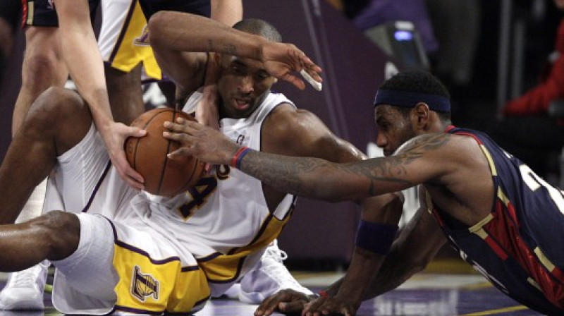 Kobe Braients un Lebrons Džeimss Ziemassvētku spēlē.
Foto: AFP/AP/Scanpix