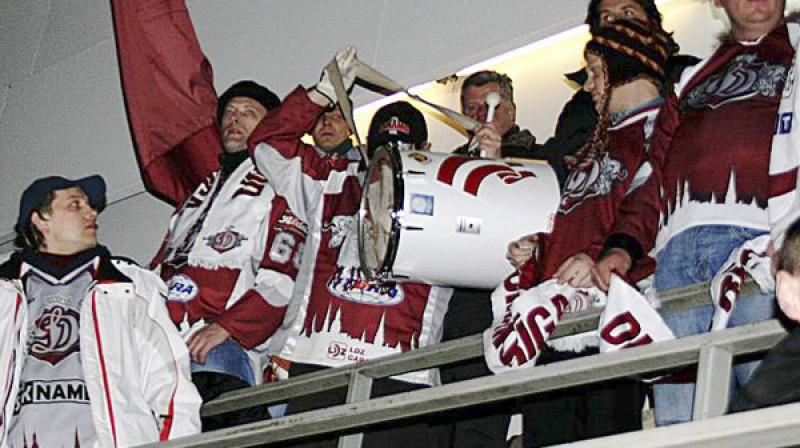 "Dinamo Rīga" fani izbraukuma spēlēs. 
Foto: Inese Krūmiņa, www.hokejs2010.lv