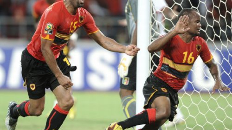 Angolas izlases futbolisti Rui Markešs un Flaviu atzīmē vārtu guvumu
Foto: AFP/Scanpix
