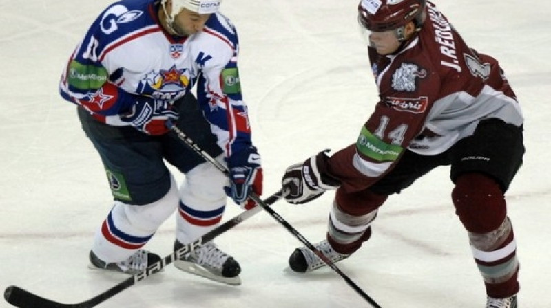 Maksims Sušinskis (šodien 1+3) gan Jēkabam Rēdliham, gan "Dinamo" bija pārāk ciets rieksts. Foto: Romāns Kokšarovs, Sporta Avīze