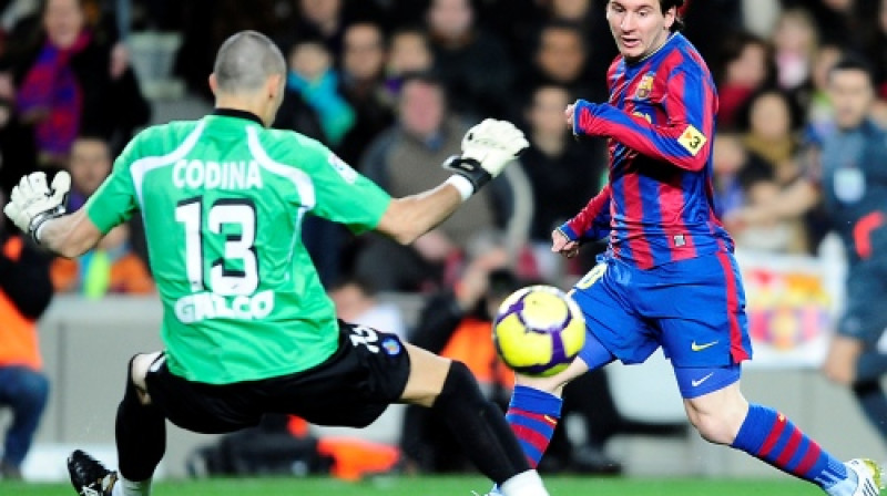 Spēles epizode Barselonā: Lionels Mesi ("Barcelona") cenšas pārspēt Hordi Kodinu ("Getafe")
Foto: AP/ Scanpix Sweden