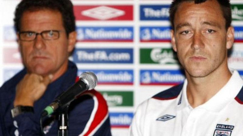 Anglijas izlases galvenais treneris Fabio Kapello un Džons Terijs.
Foto: AFP/Scanpix