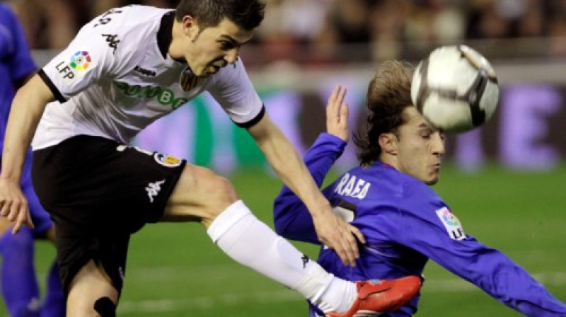 Davids Vilja ("Valencia") cīņā ar Rafa Lopesu ("Getafe")
Foto: AP/ Scanpix Sweden