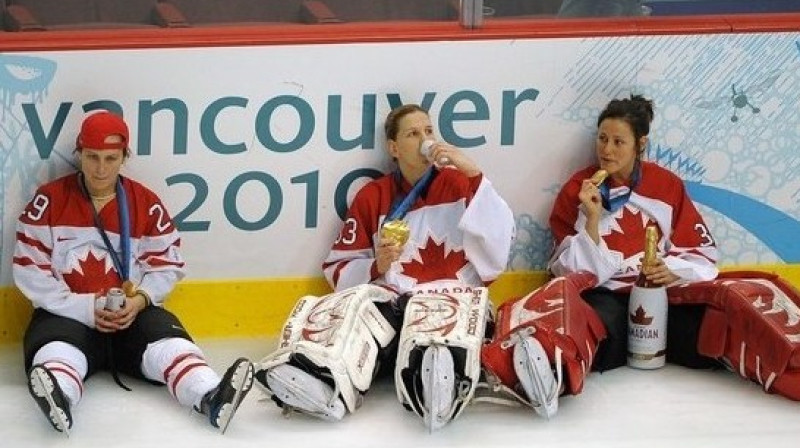 Kanādas hokeja izlases hokejistes svin zelta medaļu iegūšanu
Foto: The Canadian Press/Scanpix