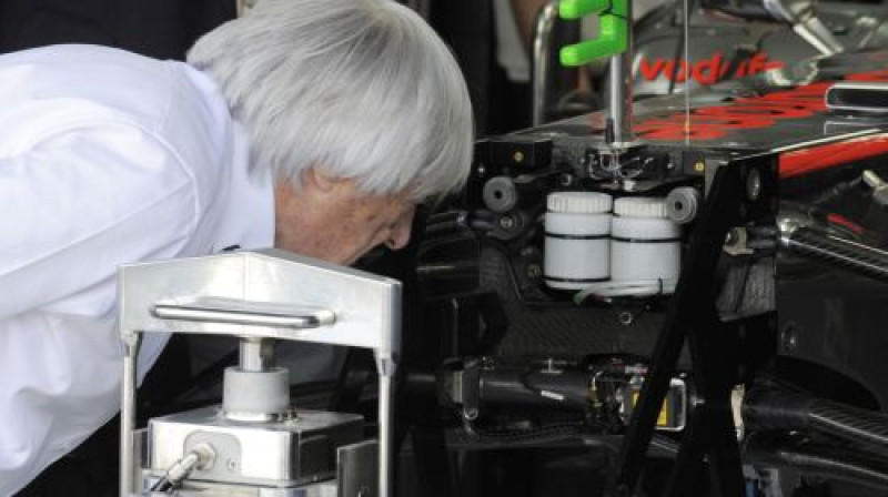 Bernijs Eklstons apskata "McLaren" formulu
Foto: AFP/Scanpix