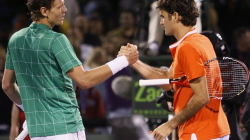Rodžers Federers apsveic Tomasu Berdihu ar uzvaru
Foto: AP/Scanpix