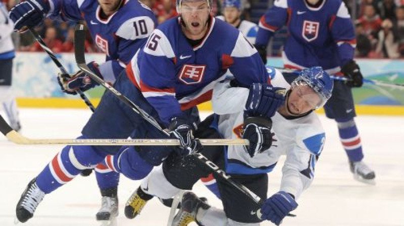 Jozefs Štumpels (Nr.15) Vankūveras olimpiādes laikā spēlē pret Somiju
Foto: AFP/Scanpix