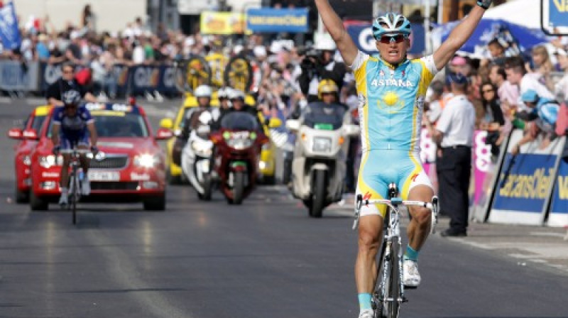 Aleksandrs Vinokurovs ("Astana") pirmais sasniedz finiša līniju Ljēžā
Foto: AP/ Scanpix