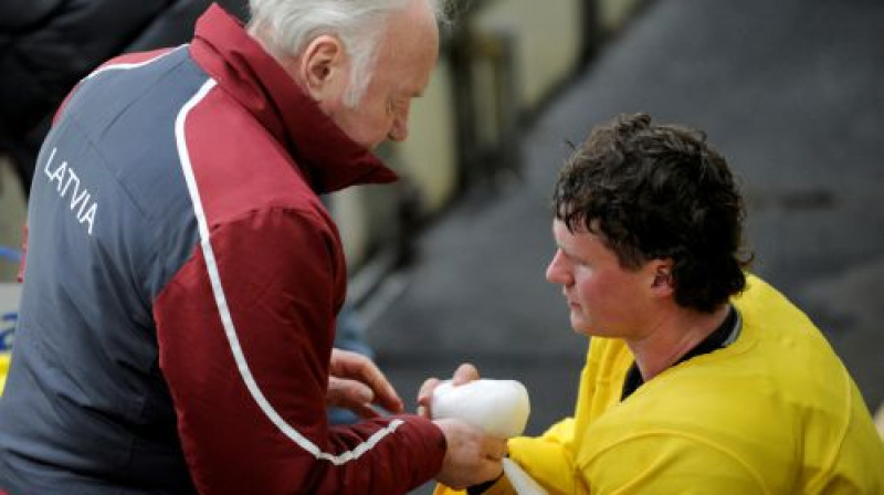 Jēkabs Rēdlihs izlases ārsta Jāņa Kvēpa aprūpē
Foto: Romāns Kokšarovs, Sporta Avīze, f64