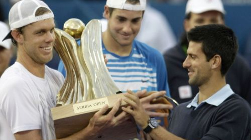 Sems Kverijs čempiona trofeju saņem no Novaka Džokoviča
Foto: AP/Scanpix