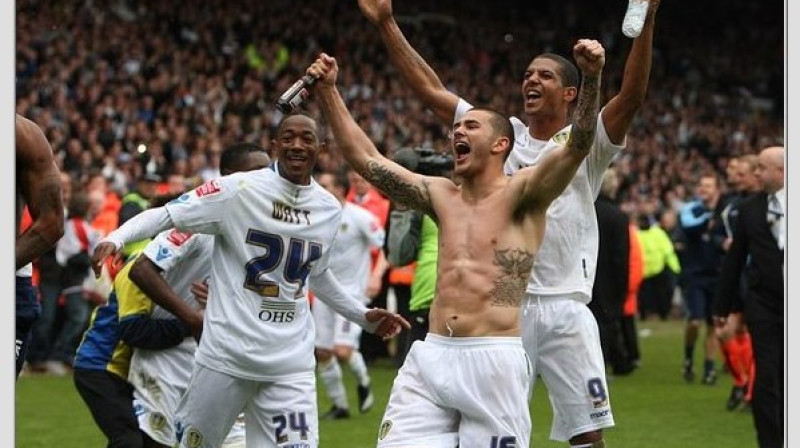 ''Leeds United'' spēlētāji svin uzvaru - tā ir skaistā pagātne. Tagad komanda saskārusies ar skarbiem pagriezieniem...

Foto: AP/Scanpix