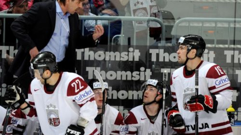 Oļegs Znaroks dod norādījumus izlases hokejistiem
Foto: Romāns Kokšarovs, Sporta Avīze, f64