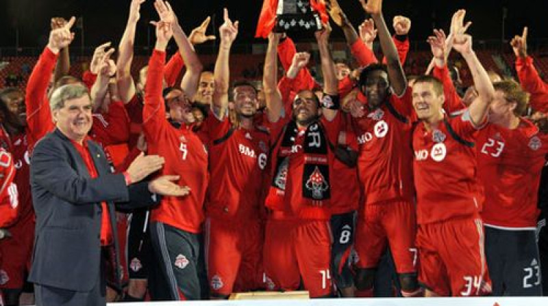 "Toronto" kluba spēlētāji ar "Voyager Cup" trofeju
Foto: canadasoccer.com