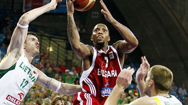 Ar bumbu Ērls Roulends
Foto: FIBA-Europe