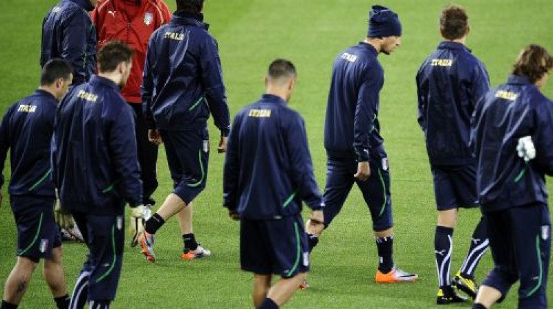 Treneris Marčello Lipi un Itālijas izlases futbolisti
Foto: AFP/Scanpix