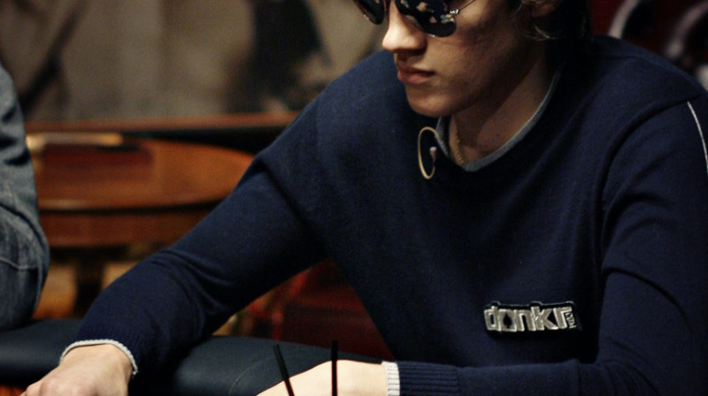 Viens no Latvijas titulētākajiem spēlētājiem internetā - Zavor. BIldē Zavor pie Royal Poker Show TV galda.