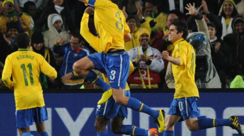 Brazīlijas futbolisti atzīmē vārtu guvumu
Foto: AFP/Scanpix