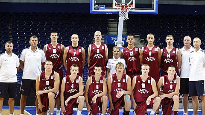 Latvijas U18 junioru izlases (attēlā) nākamie pretinieki būs Lietuvas izlase, kas šodien ar 77:58 uzvarēja Spānijas izlases basketbolistus
Foto: FIBA Europe