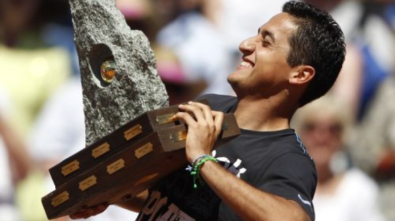 Nikolass Almagro ar Gštādes trofeju
Foto: Reuters/Scanpix