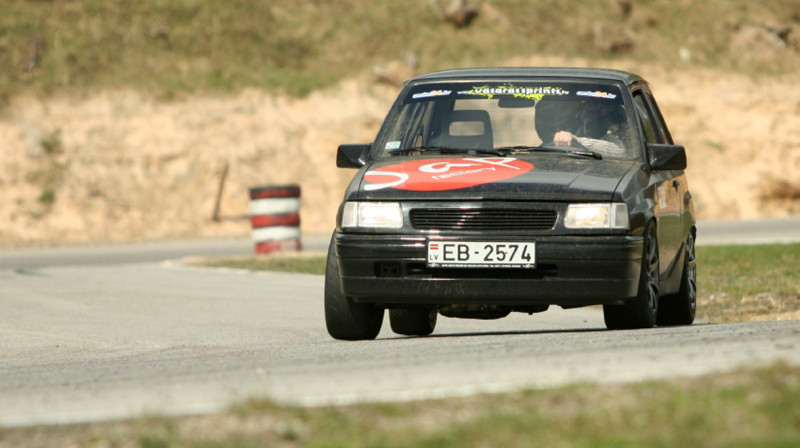 Mareks Matvejevs („Opel Corsa”) trešo reizi pēc kārtas kļuvis par 2500 klases Latvijas čempionu vasaras autosprintā
Foto: Rolands Bobulis (go4speed.lv)