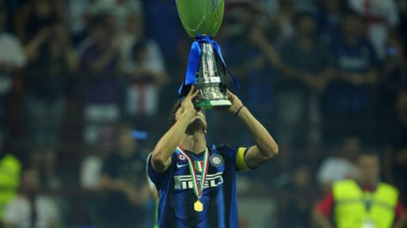 "Inter" kapteinis Havjers Dzaneti ar kausu
Foto: AFP/Scanpix