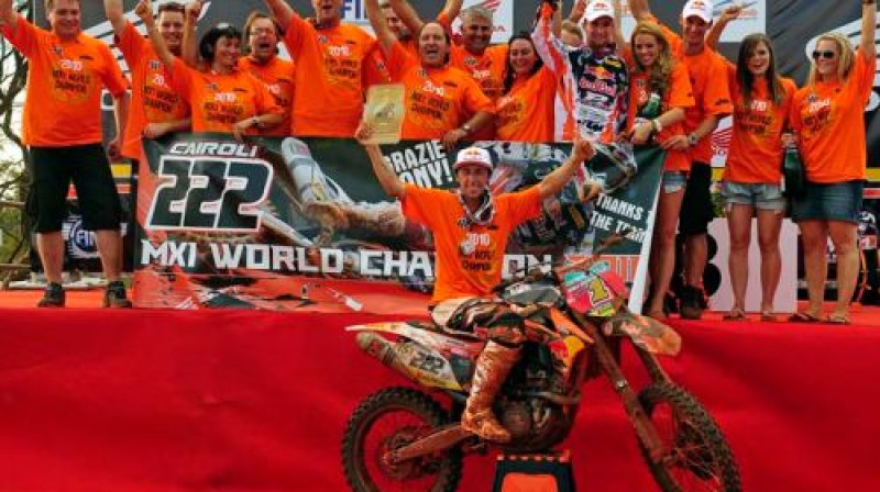 Šī gada pasaules čempions Antonio Kairolī līksmo kopā ar komandu
Foto: www.motocrossmx1.com