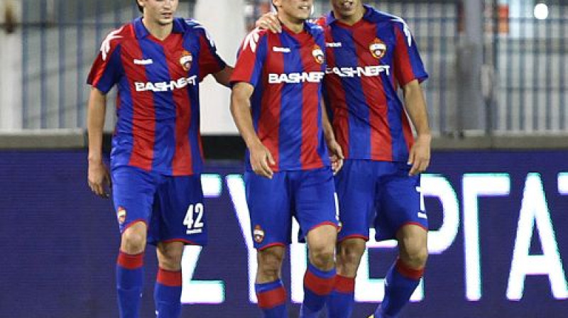 ''CSKA'' spēlētāji - Georgijs Šeņikovs, Marks Gonsaless un Keisuke Honda - atzīmē otros vārtus
Foto: AP/Scanpix