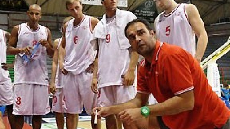 Jānis Porziņģis (fonā) kopā ar komandu. Foto: pistoiabasket2000.it.
