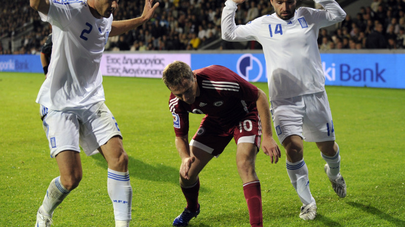 Pusargam Andrejam Rubinam (centrā) un partneriem piektdien Pirejā jāspēlē tā, lai grieķiem pietrūktu argumentu uzvarai. Foto: Romāns Kokšarovs, Sporta Avīze