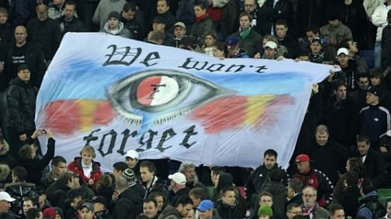 ''Feyenoord'' fani vēl nav aizmirsuši apkaunojošo zaudējumu ar 0:10...
Foto: fcupdate.nl