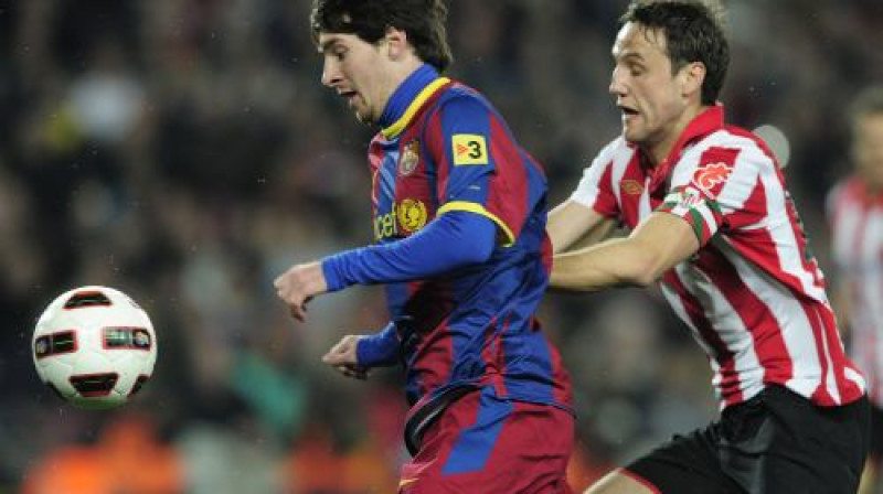Lionels Mesi ("Barcelona") cīņā ar Karlosu Gurpegi ("Athletic Bilbao")
Foto: AFP/ Scanpix