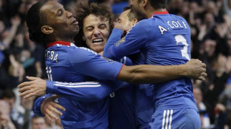 "Chelsea" sveic Davidu Luizu (otrais no kreisās) ar gūtajiem vārtiem
Foto: AP/Scanpix