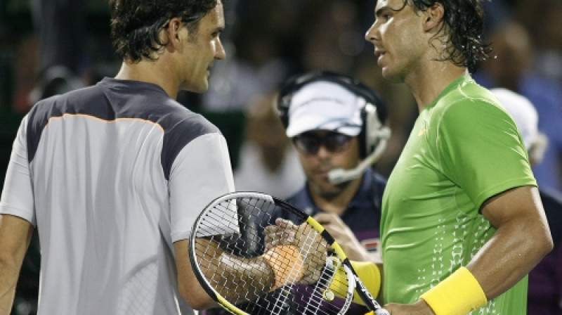 Rodžers Federers apsveic Rafaelu Nadalu
Foto: Reuters/Scanpix