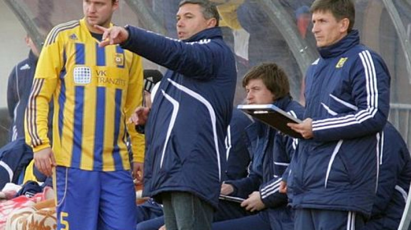 Jevgēņijs Kosmačovs  un treneris Sergejs Podpalijs 
Foto: FK "Ventspils"