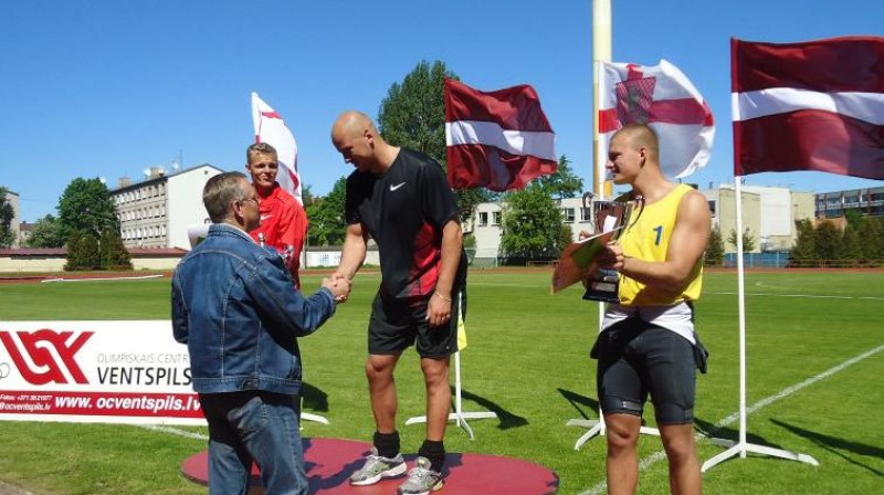 Dainis Kūla apbalvo uzvarētāju
Foto: SIA Olimpiskais centrs „Ventspils”