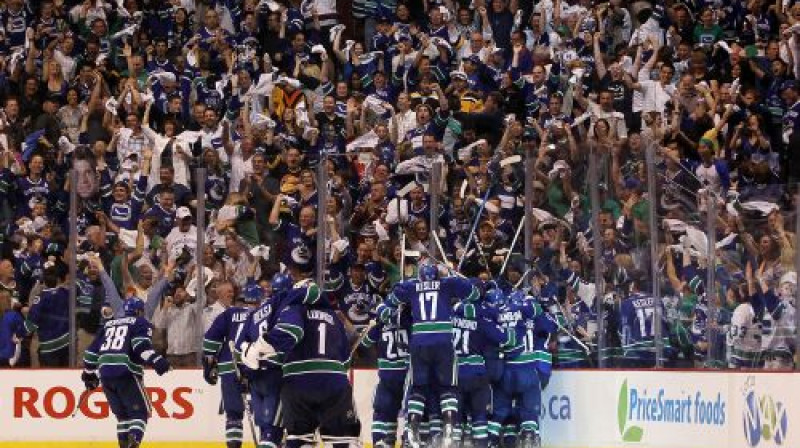 Pēc uzvaras pagarinājumā līksmo ''Canucks'' un visa ''Rogers Arena''
Foto: AFP/Scanpix