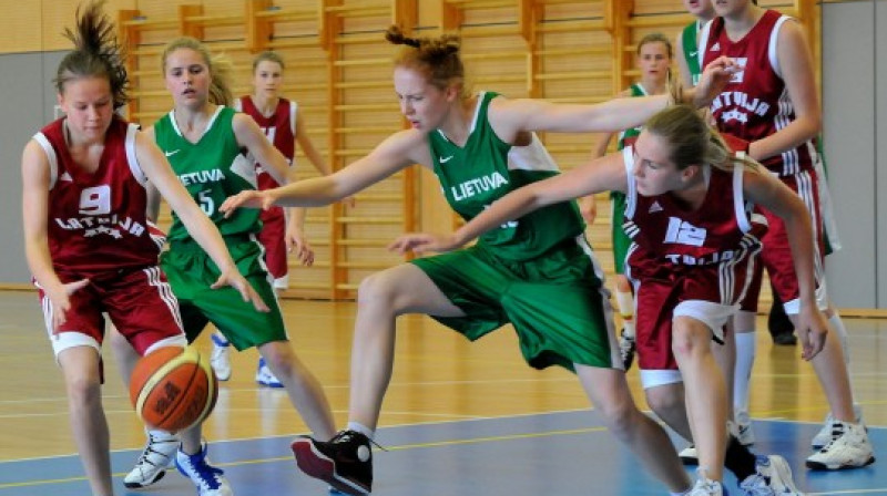 Baltijas kausa finālspēlē Latvijas U14 meiteņu izlase pārspēja Lietuvas komandu ar 73:49.
Foto: Romualds Vambuts